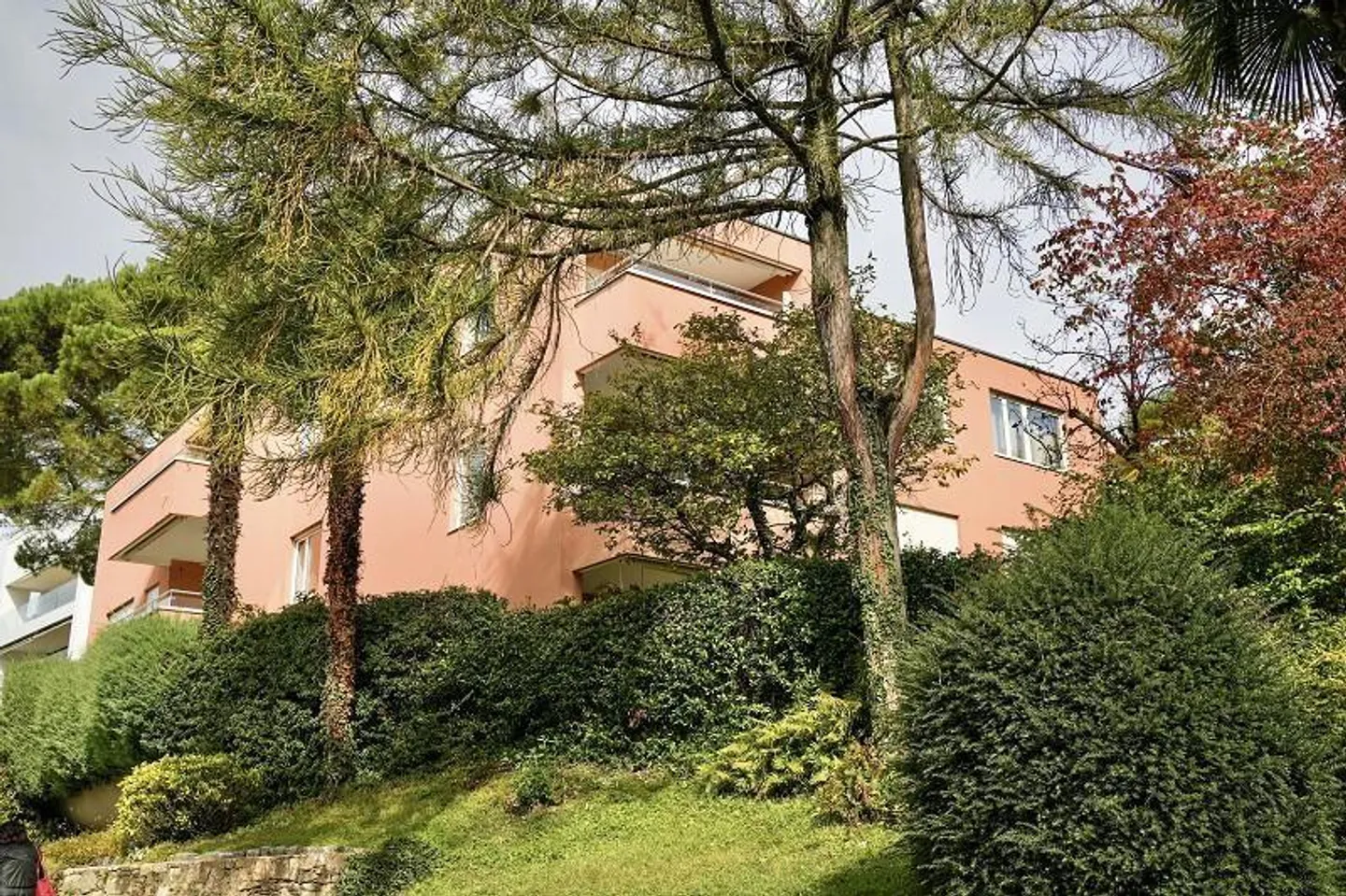 Appartamento 3 1/2 locali in una posizione molto tranquilla e soleggiata con vista - Foto 1 di 18