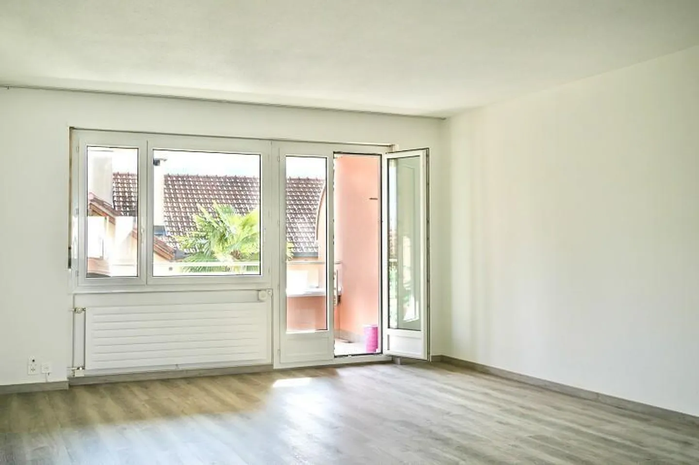 Appartamento 3 1/2 locali in una posizione molto tranquilla e soleggiata con vista - Foto 3 di 18