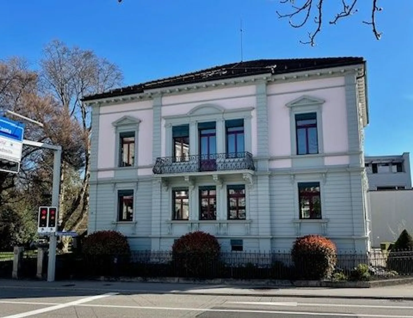 Villa storica rappresentativa con uffici completamente sviluppati - Foto 1 di 21