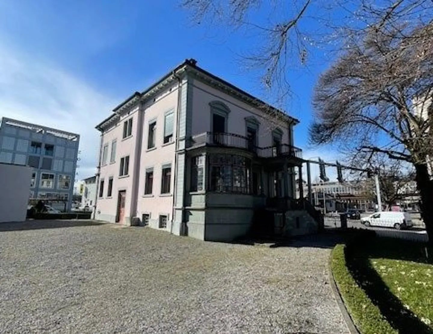 Villa storica rappresentativa con uffici completamente sviluppati - Foto 3 di 21
