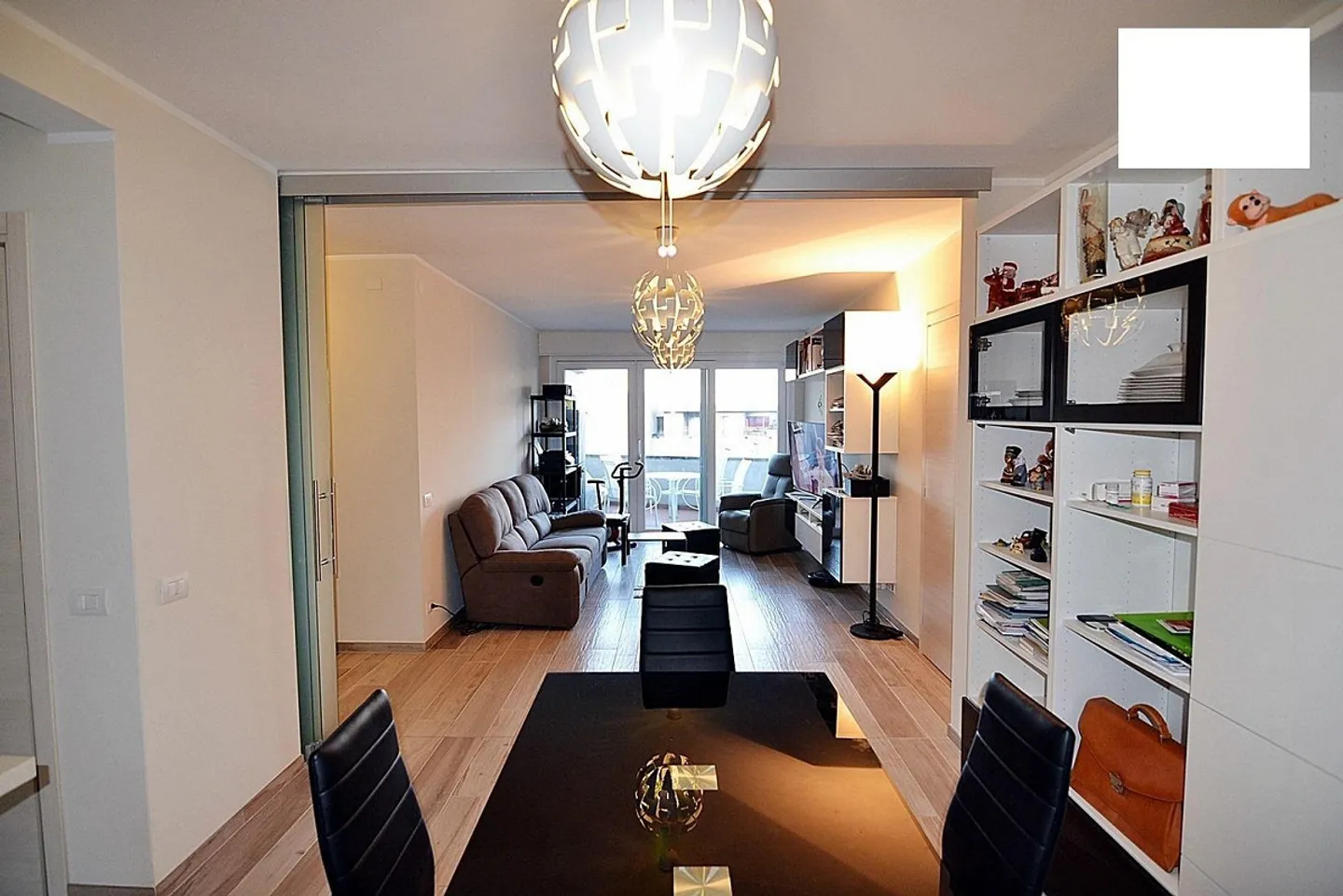 Appartamento moderno di 4,5 locali al 1° piano di un edificio residenziale in una zona tranquilla... - Foto 1 di 28