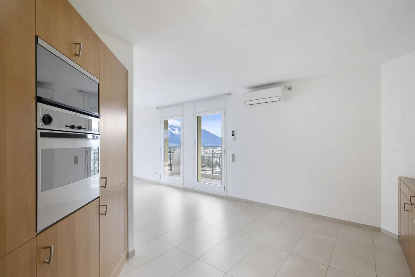 Spacious 4.5 Room Apartment with LAKE VIEW, Wellness Area, 2nd Residence - Photo 3 of 19