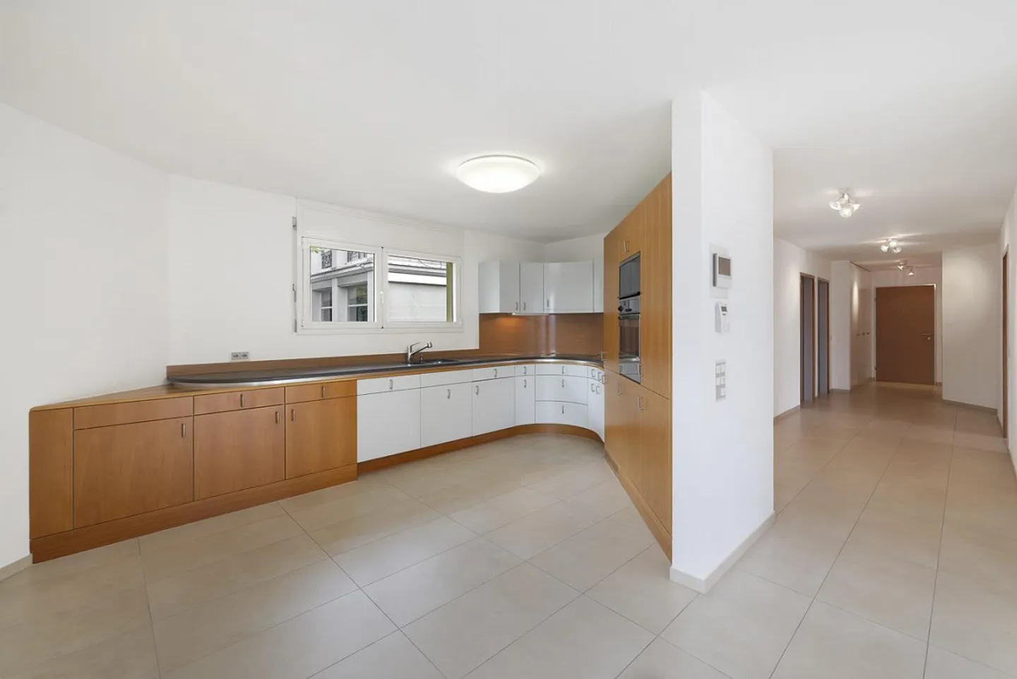 Spacious 4.5 Room Apartment with LAKE VIEW, Wellness Area, 2nd Residence - Photo 4 of 19