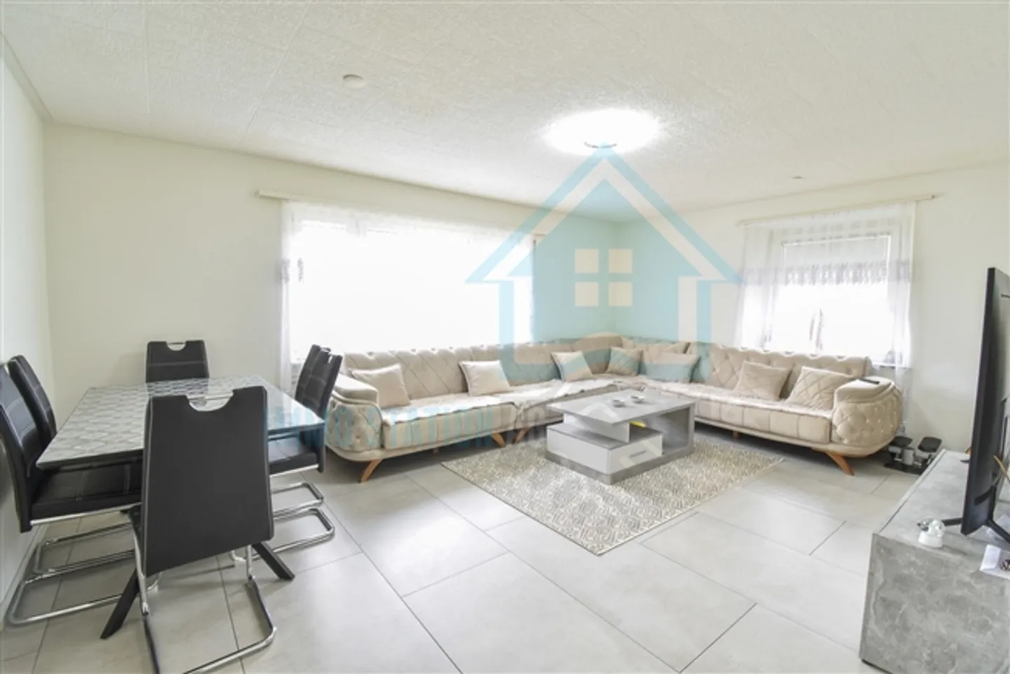 Appartamento ristrutturato di 4 stanze a Reinach AG – Ideale investimento - Foto 1 di 10