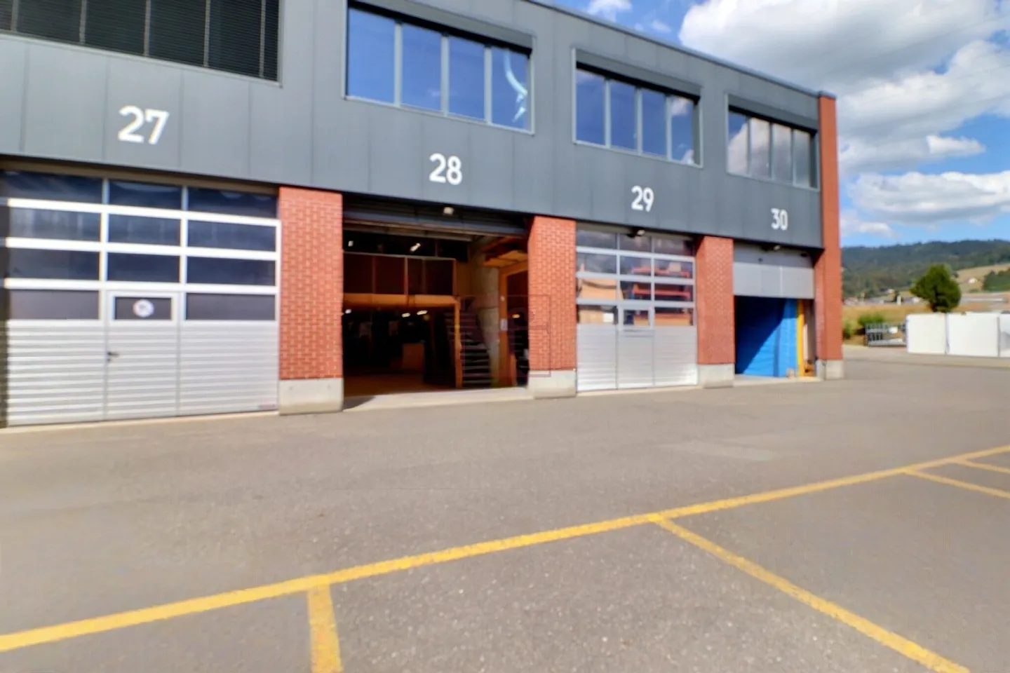À louer – Local commercial (atelier, dépôt et bureau) de 400 m² - Foto 1 di 9