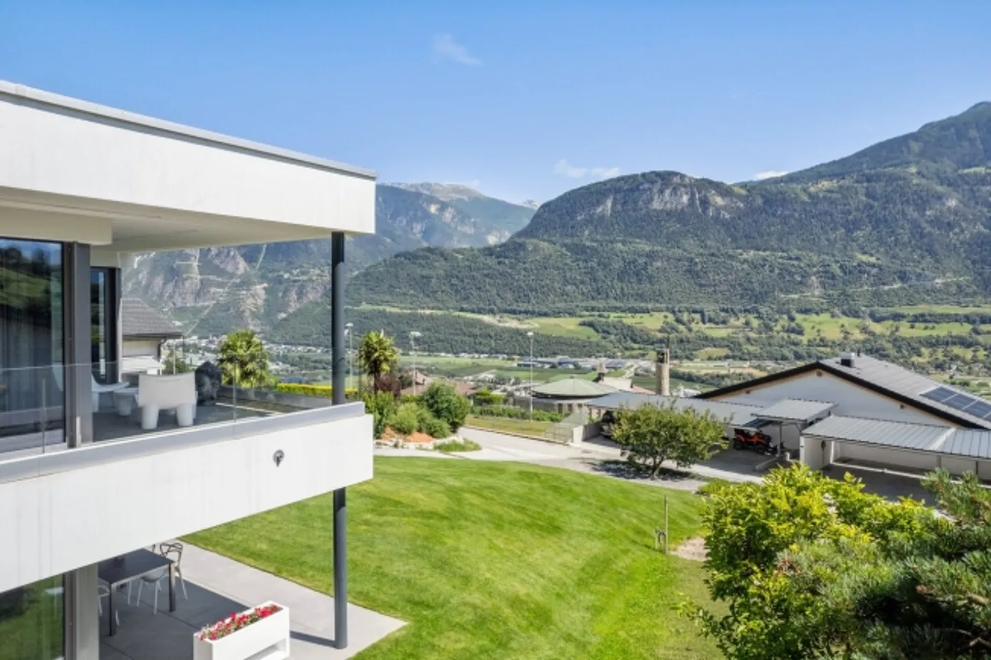 CORIN - Magnifique villa moderne avec vue grandiose sur la plaine - Photo 3 sur 11