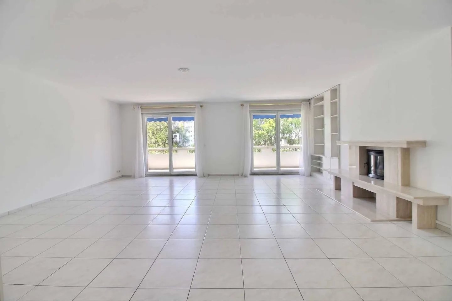 Spacious crossing apartment with large balcony - Photo 3 of 9