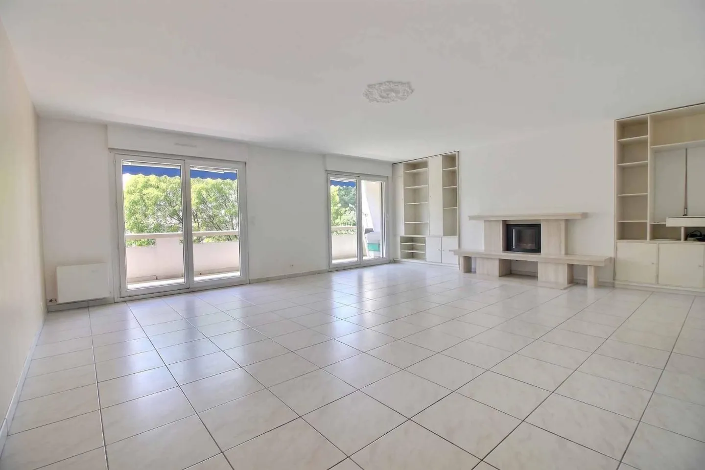 Spacious crossing apartment with large balcony - Photo 4 of 9