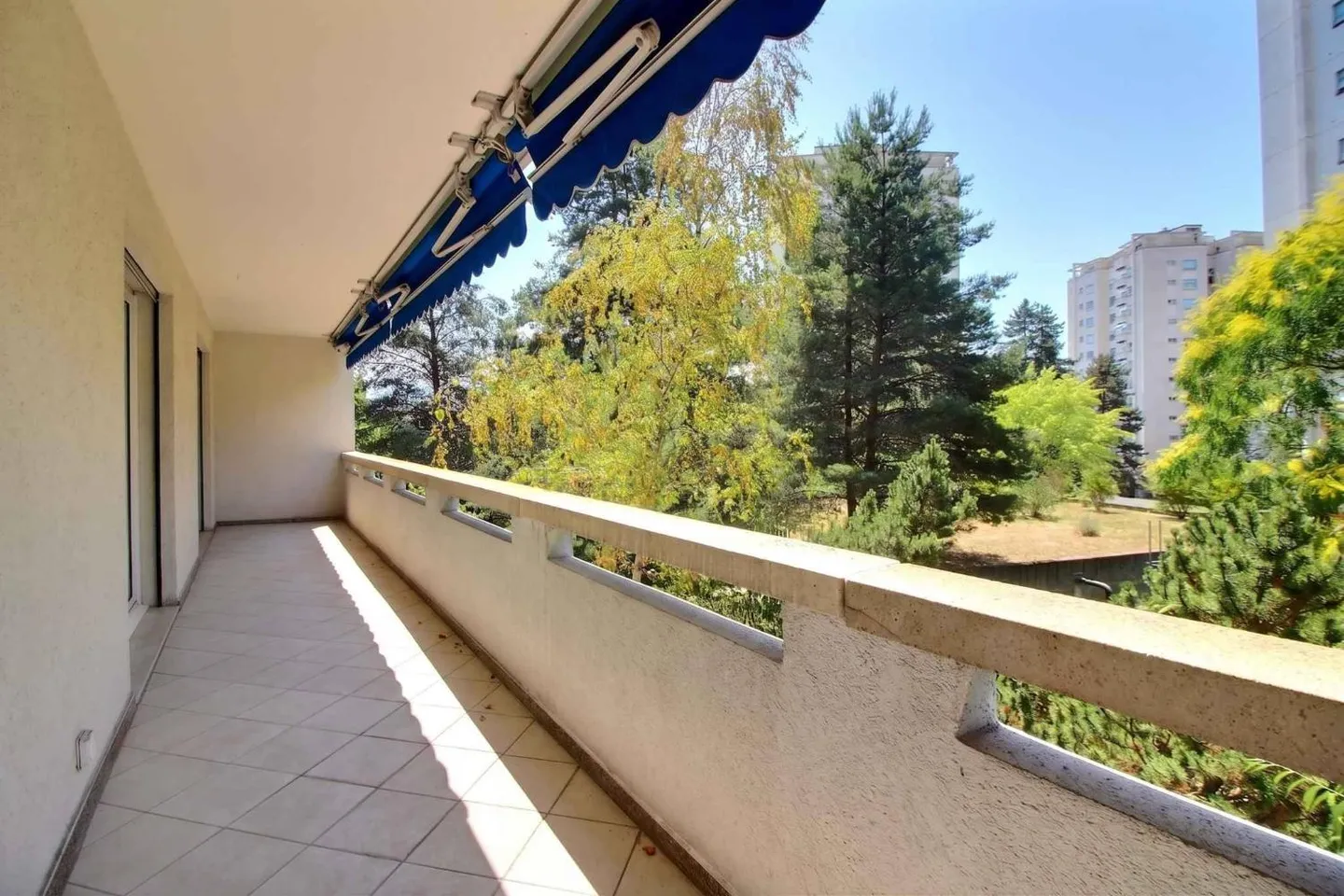 Spacious crossing apartment with large balcony - Photo 5 of 9