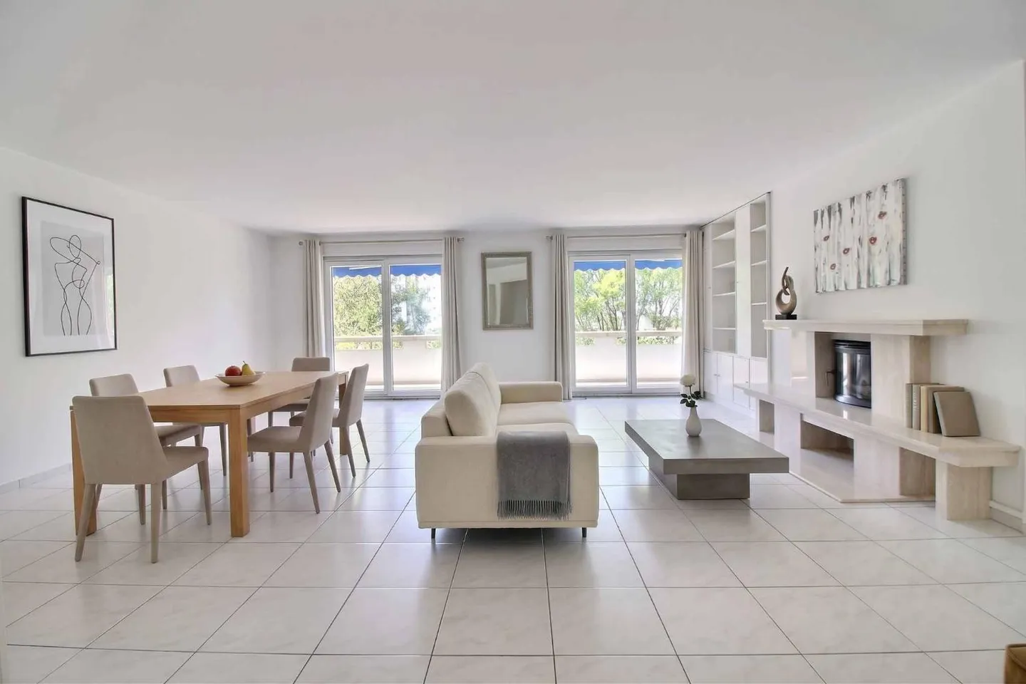 Spacious crossing apartment with large balcony - Photo 1 of 9