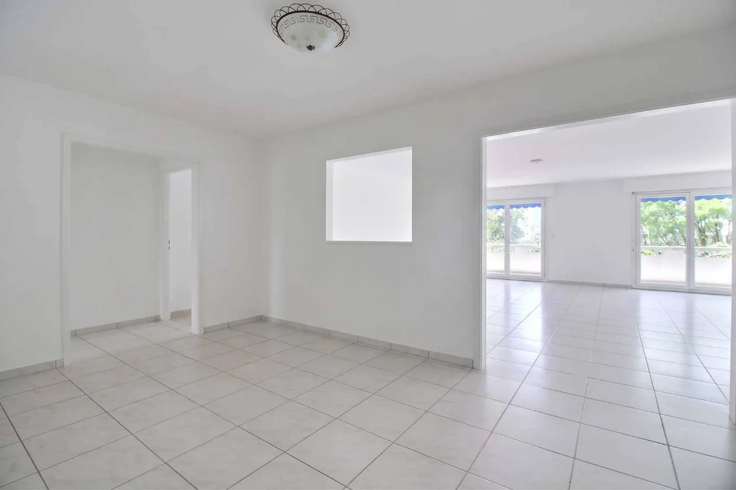 Spacious crossing apartment with large balcony - Photo 2 of 9