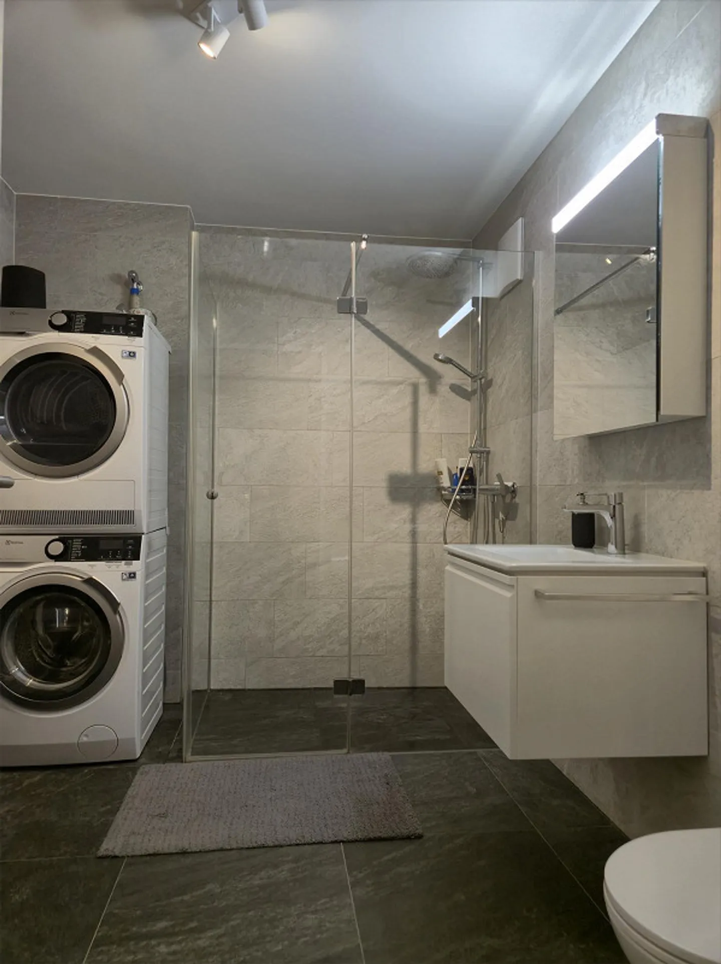 Modern Apartment in Quiet Area - Photo 4 of 7