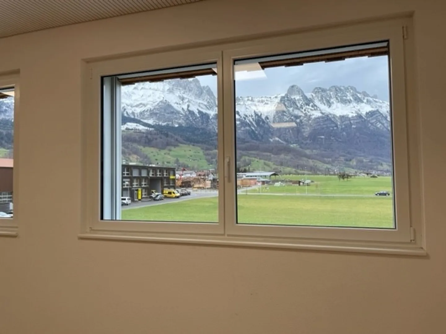 schöne möblierte Räumlichkeiten mit Bergblick - Photo 4 of 6