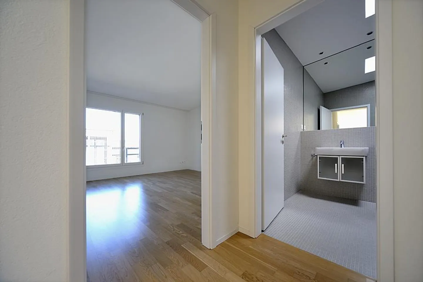 Geräumige moderne Wohnung im Grünen - Foto 6 von 10