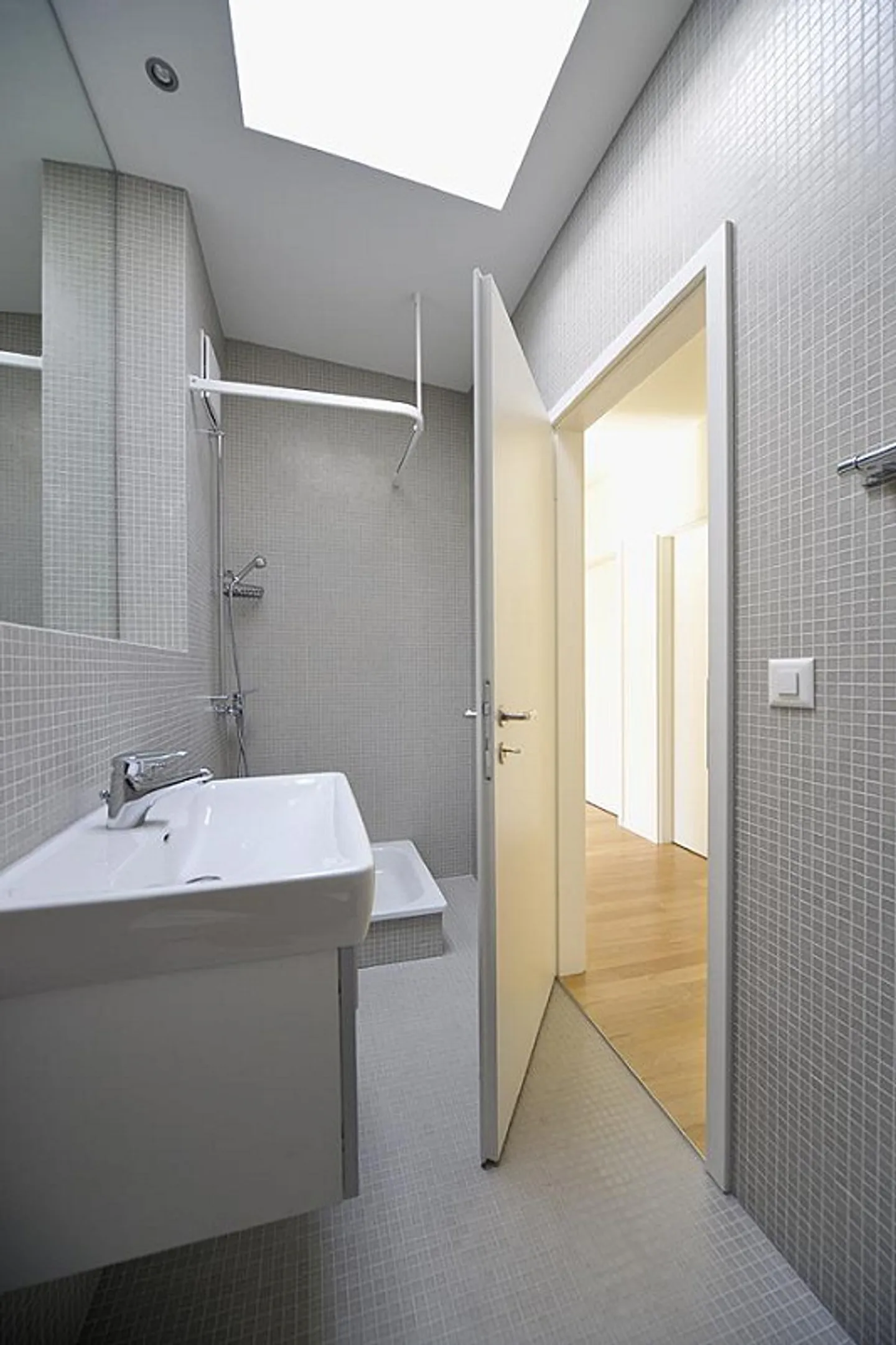 Geräumige moderne Wohnung im Grünen - Foto 8 von 10