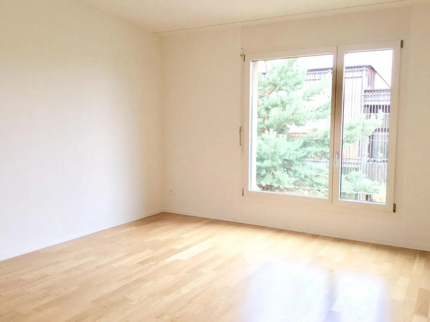 Geräumige moderne Wohnung im Grünen - Foto 9 von 10