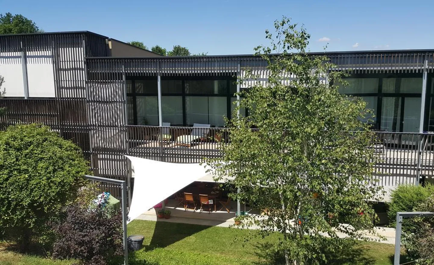 Geräumige moderne Wohnung im Grünen - Foto 3 von 10