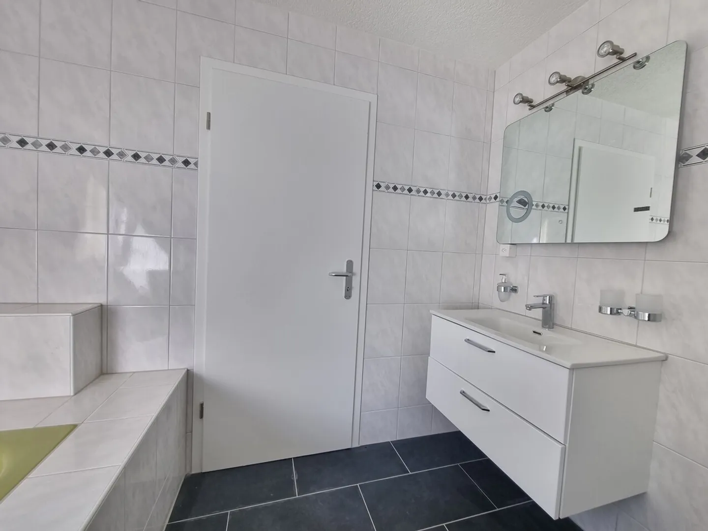 Living with a large kitchen and large bathroom! - Photo 4 of 6