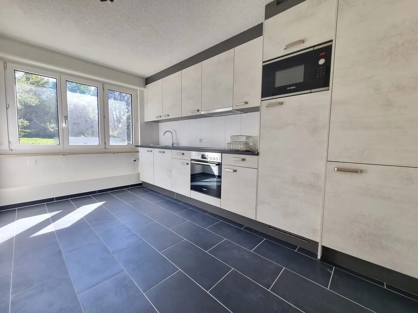 Living with a large kitchen and large bathroom! - Photo 2 of 6