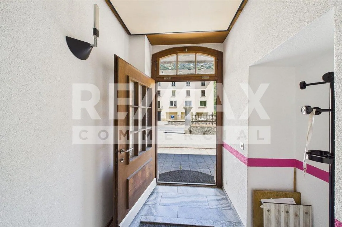 Eleganza in posizione centrale - Villa storica con uffici - Foto 3 di 13