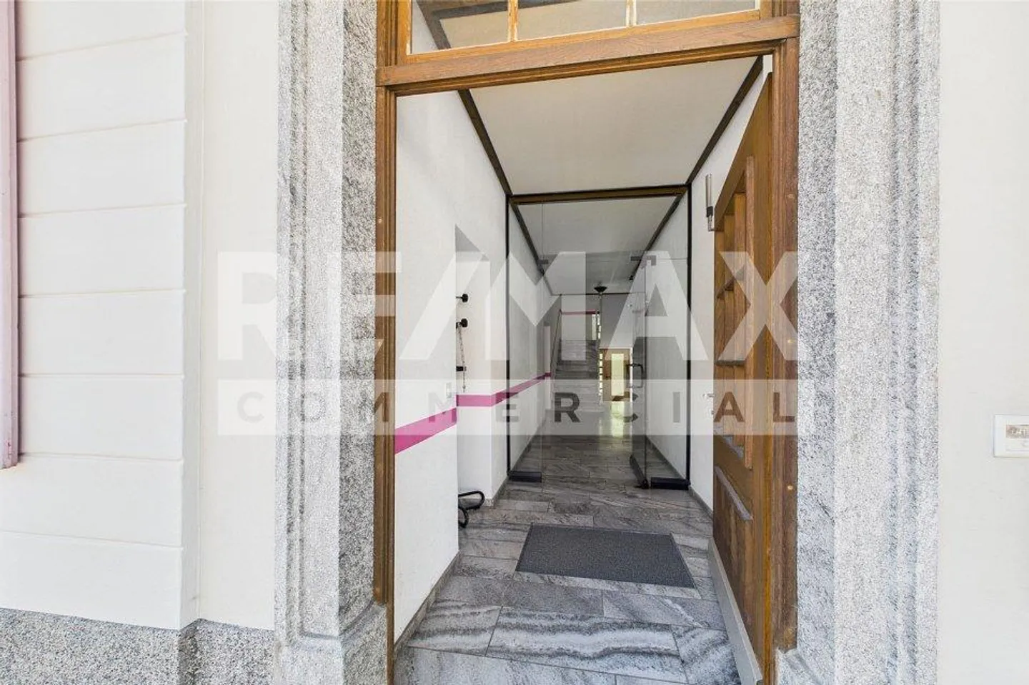 Eleganza in posizione centrale - Villa storica con uffici - Foto 4 di 13