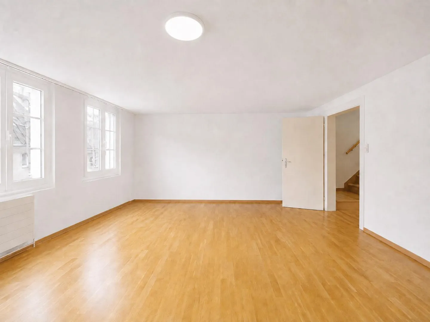Maison mitoyenne rénovée de 4,5 pièces dans la ville - Photo 2 sur 18