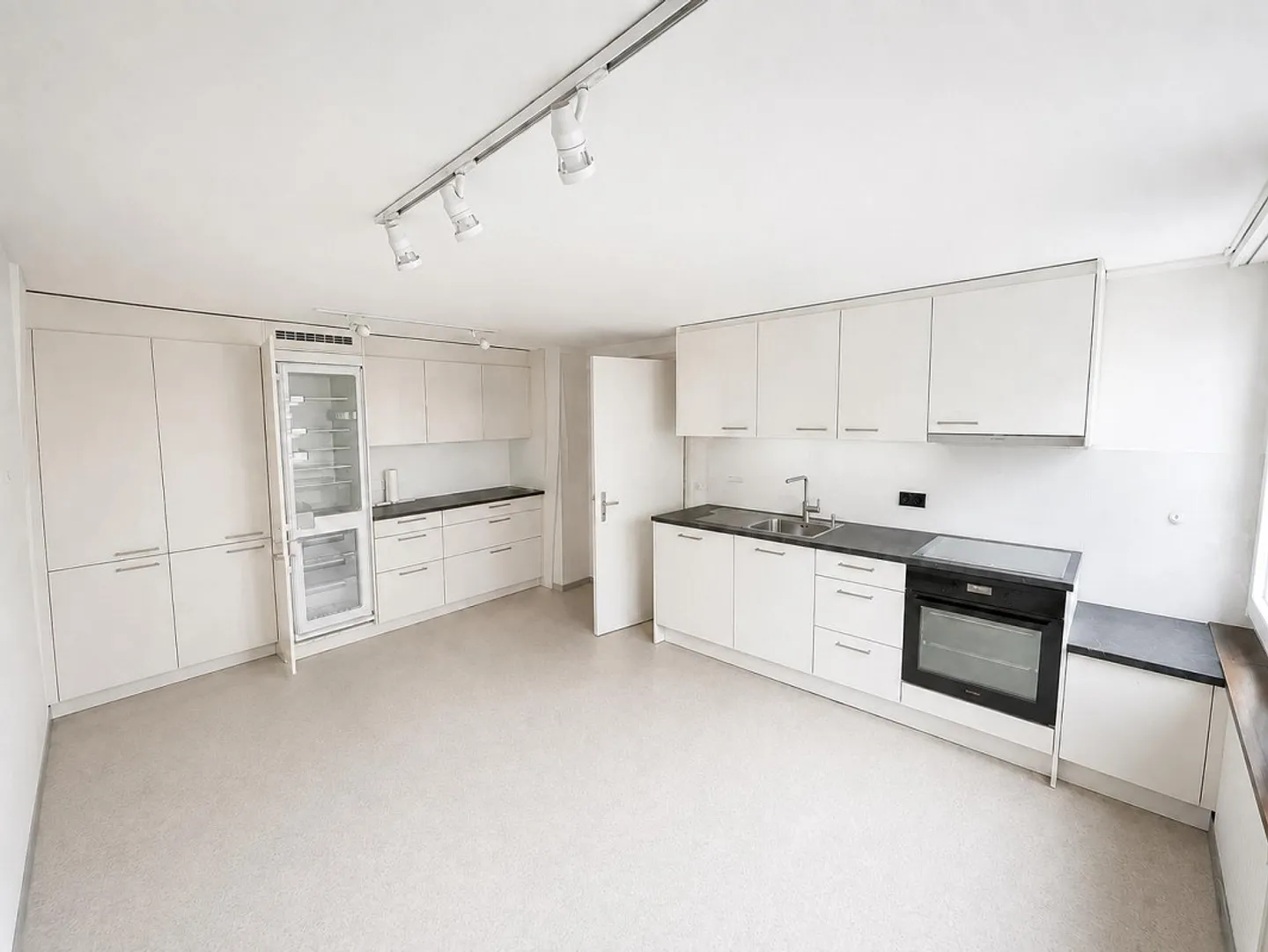 Maison mitoyenne rénovée de 4,5 pièces dans la ville - Photo 3 sur 18