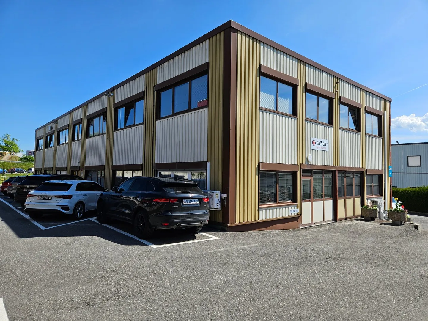 380 m2 distributed over 4 commercial spaces - Photo 1 of 2