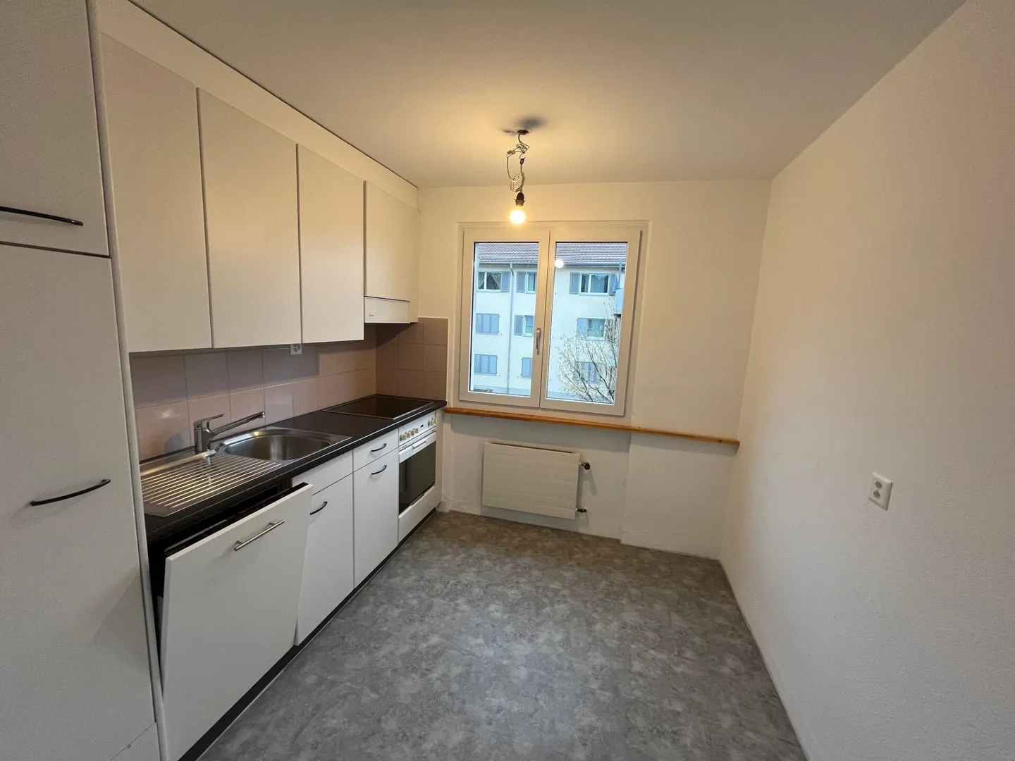 Luminoso appartamento di 4 stanze con buoni collegamenti di trasporto - Foto 1 di 8