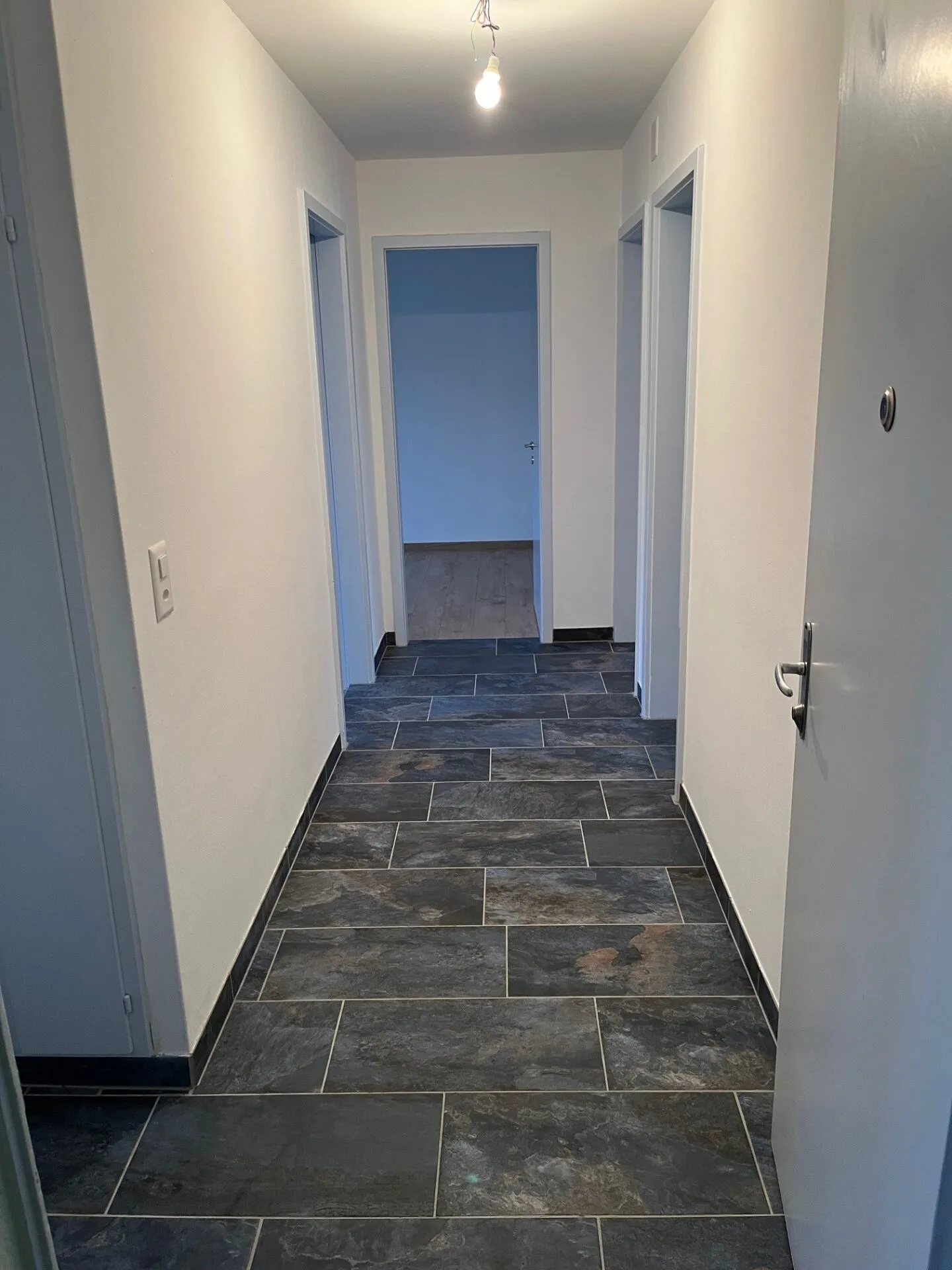 Luminoso appartamento di 4 stanze con buoni collegamenti di trasporto - Foto 2 di 8