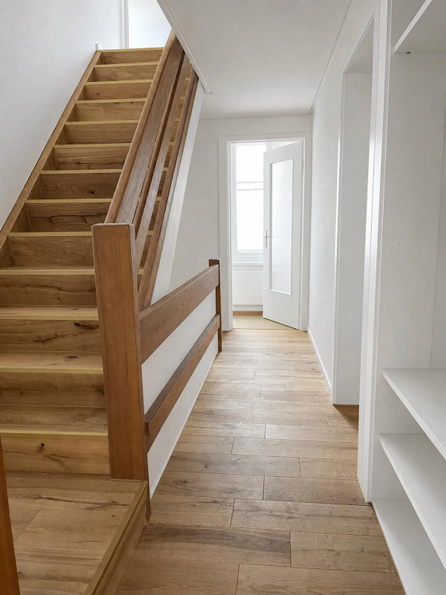 Maison mitoyenne rénovée de 4,5 pièces dans la ville - Photo 5 sur 18