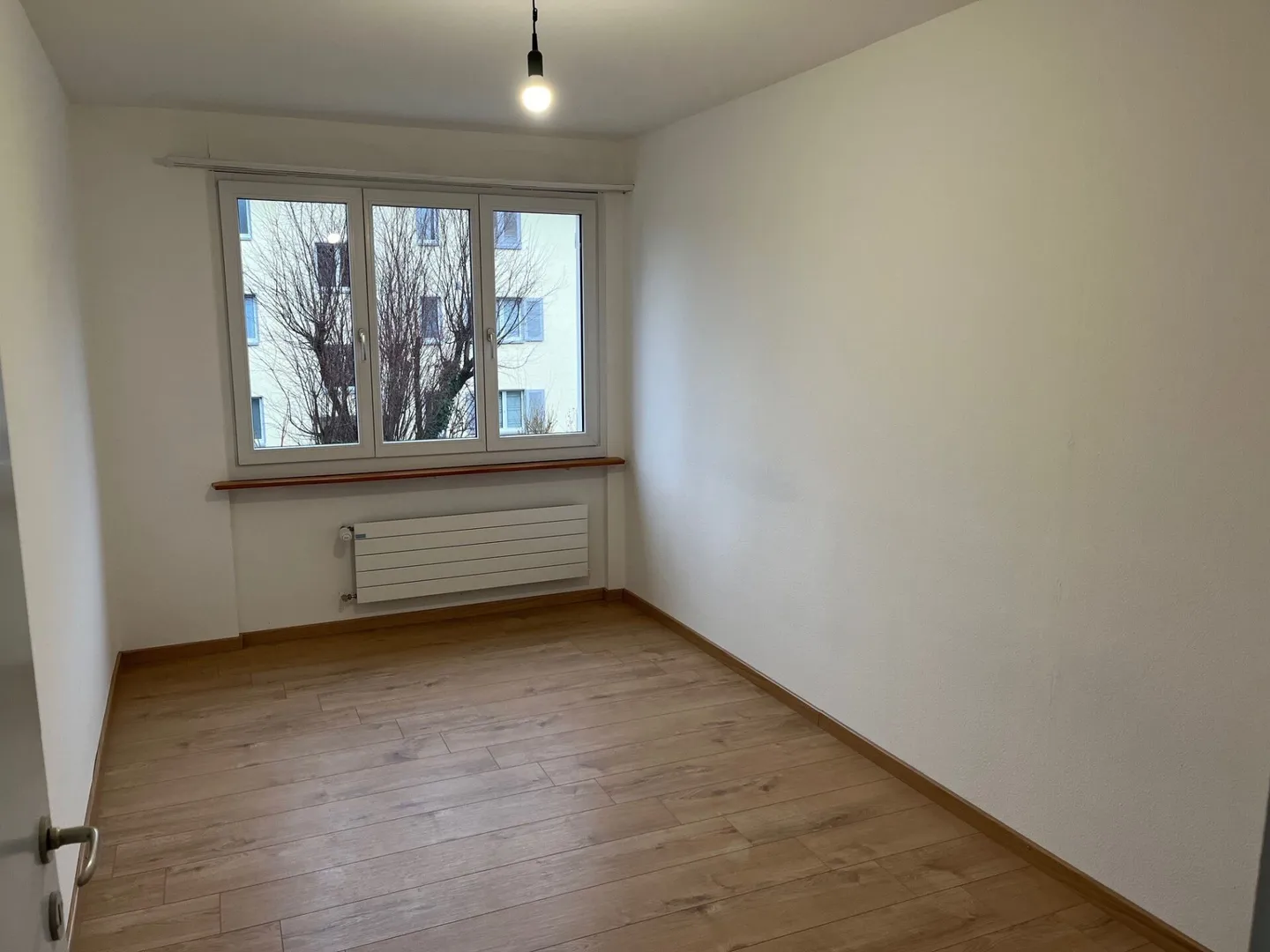 Luminoso appartamento di 4 stanze con buoni collegamenti di trasporto - Foto 4 di 8