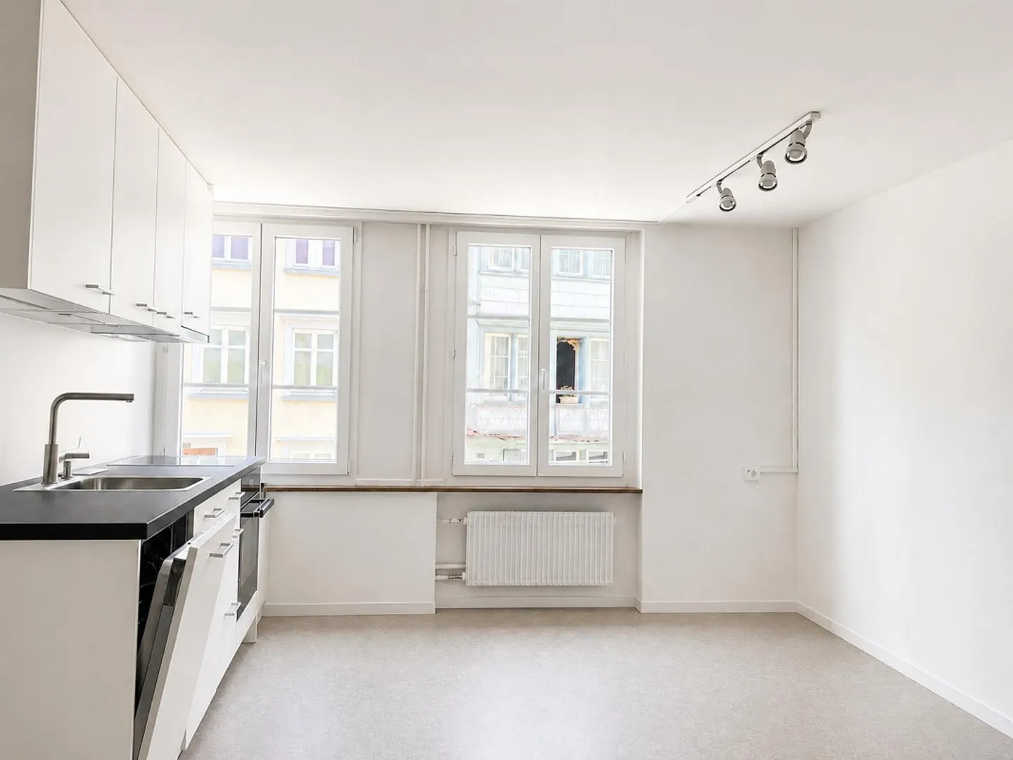 Maison mitoyenne rénovée de 4,5 pièces dans la ville - Photo 4 sur 18