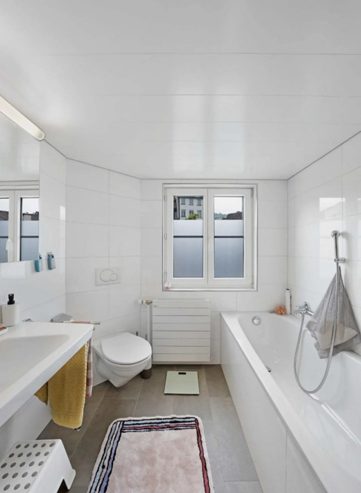Maison mitoyenne rénovée de 4,5 pièces dans la ville - Photo 6 sur 18