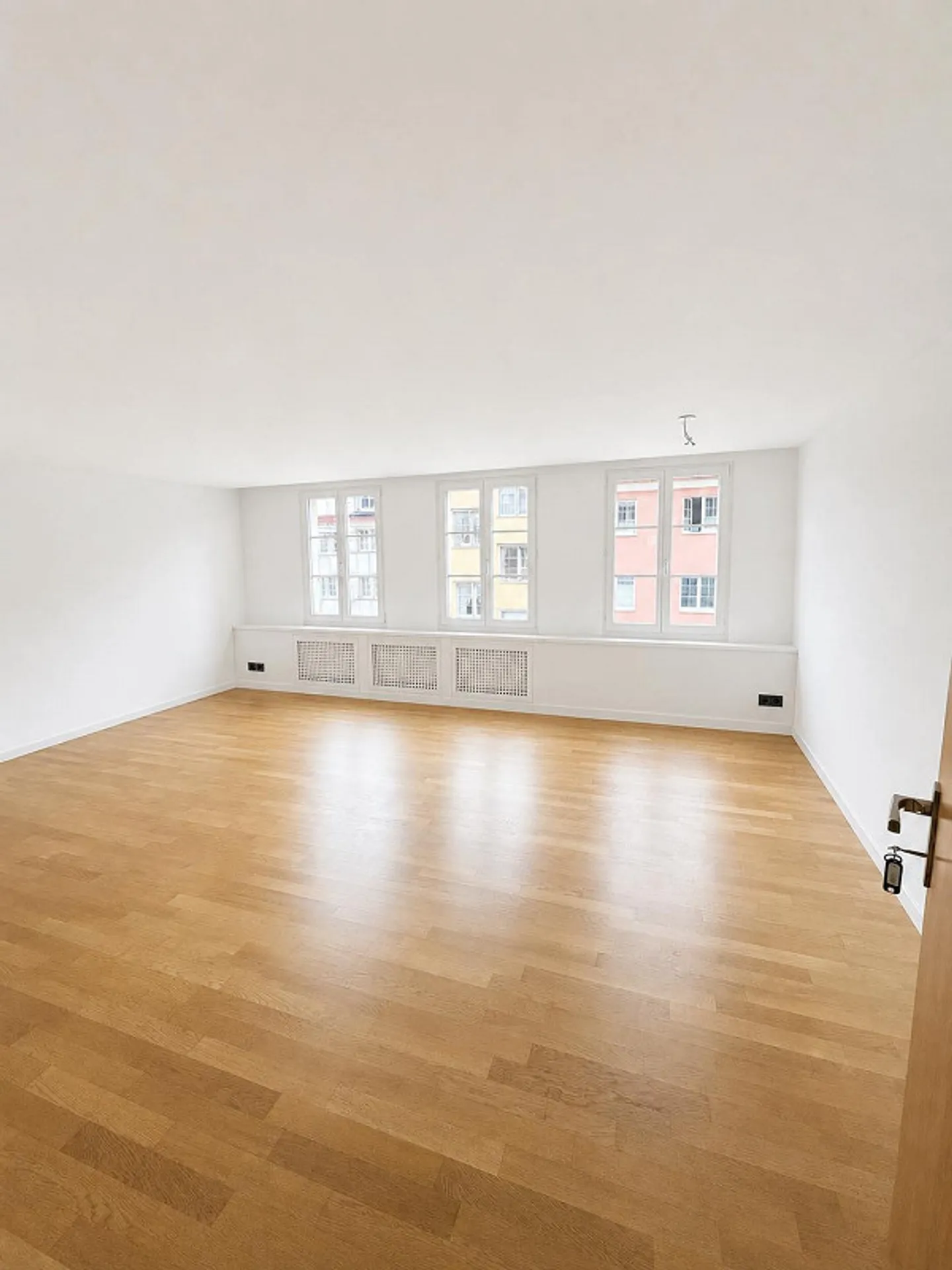 Maison mitoyenne rénovée de 4,5 pièces dans la ville - Photo 9 sur 18