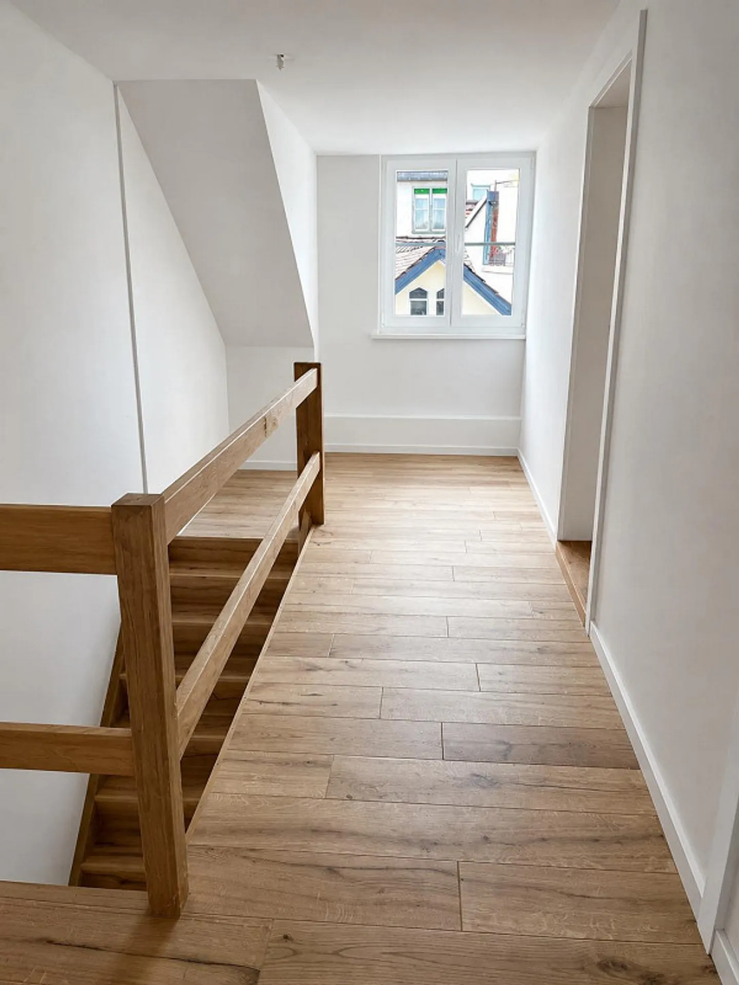 Maison mitoyenne rénovée de 4,5 pièces dans la ville - Photo 10 sur 18