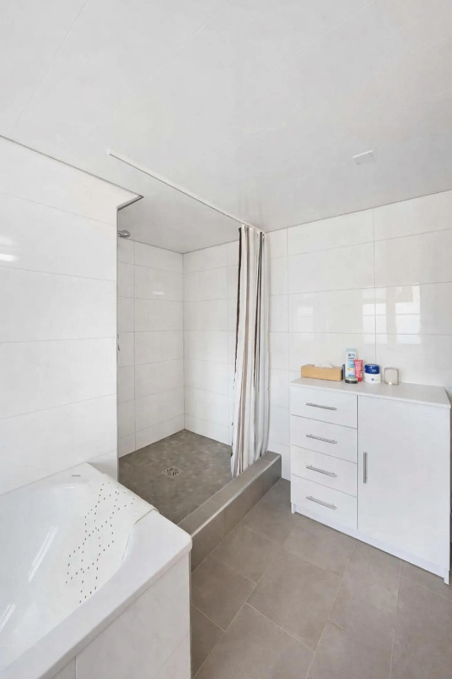 Maison mitoyenne rénovée de 4,5 pièces dans la ville - Photo 7 sur 18