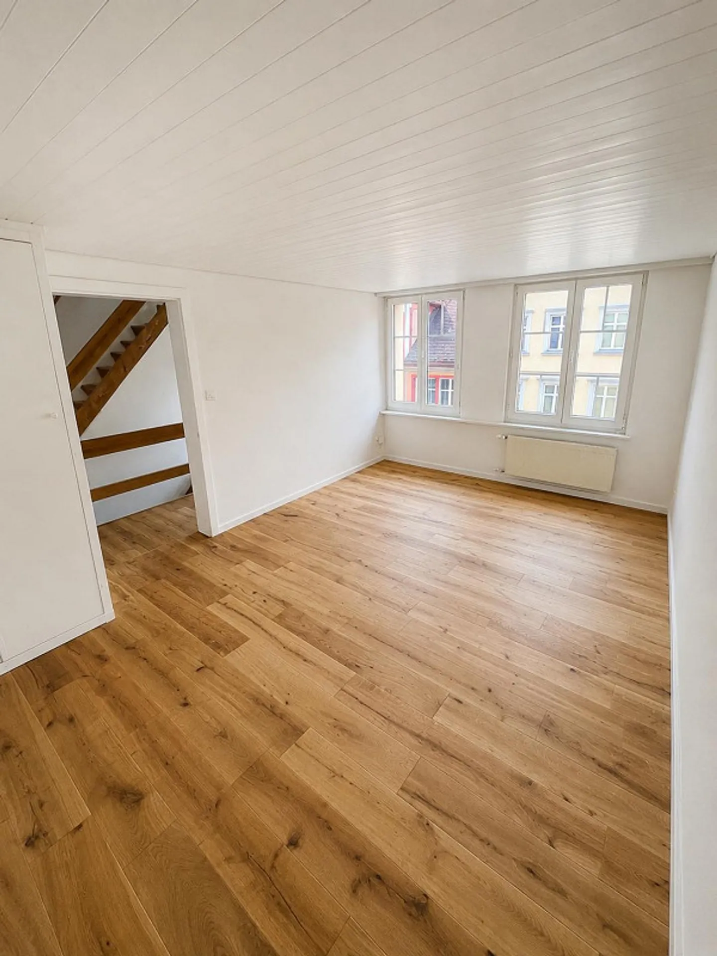 Maison mitoyenne rénovée de 4,5 pièces dans la ville - Photo 8 sur 18