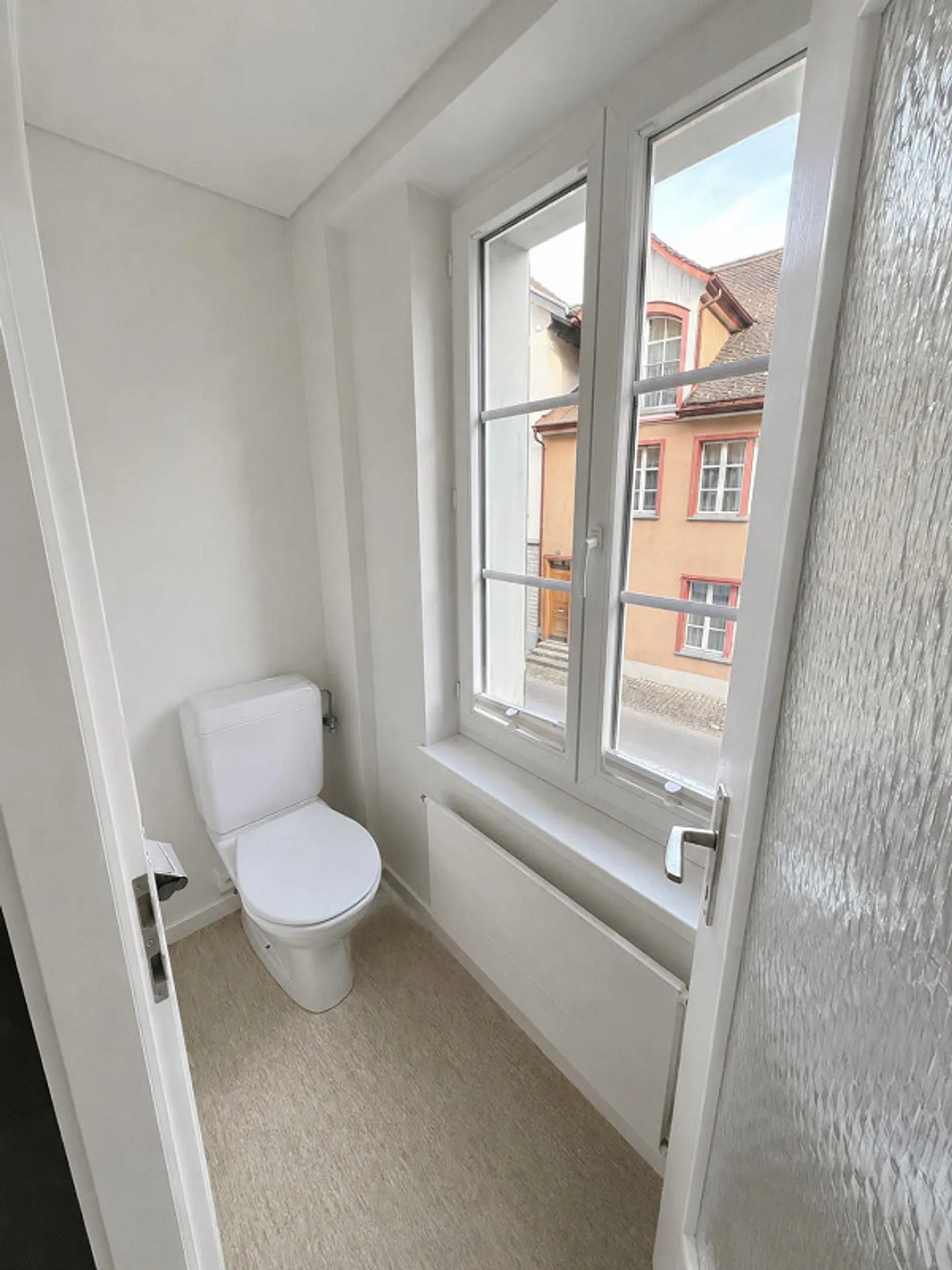 Maison mitoyenne rénovée de 4,5 pièces dans la ville - Photo 12 sur 18