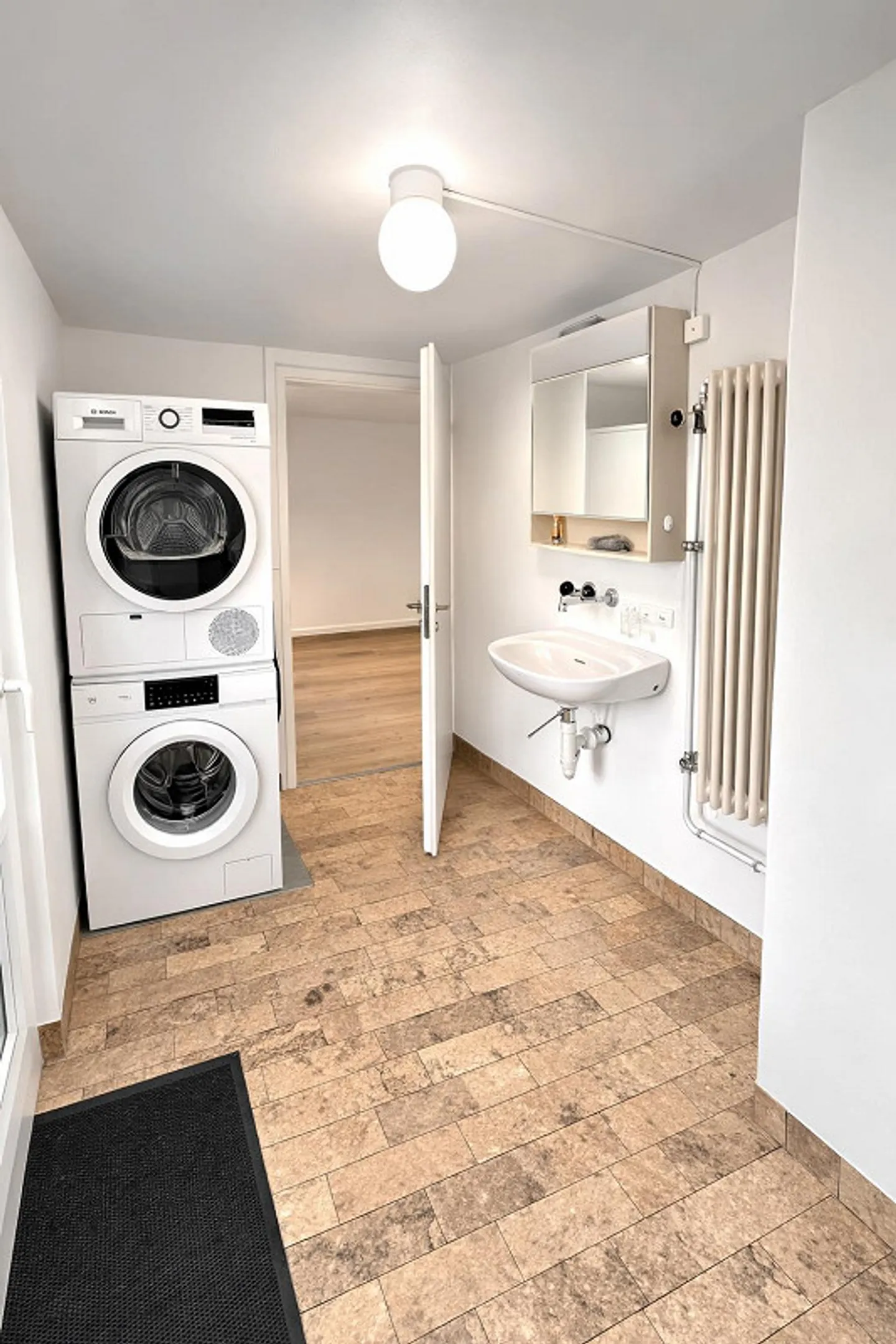 Maison mitoyenne rénovée de 4,5 pièces dans la ville - Photo 15 sur 18