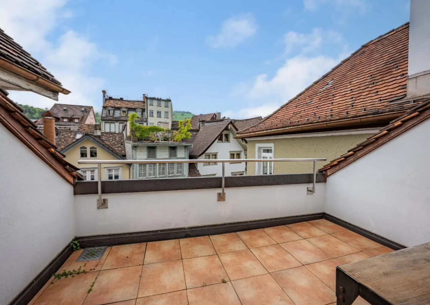 Maison mitoyenne rénovée de 4,5 pièces dans la ville - Photo 14 sur 18