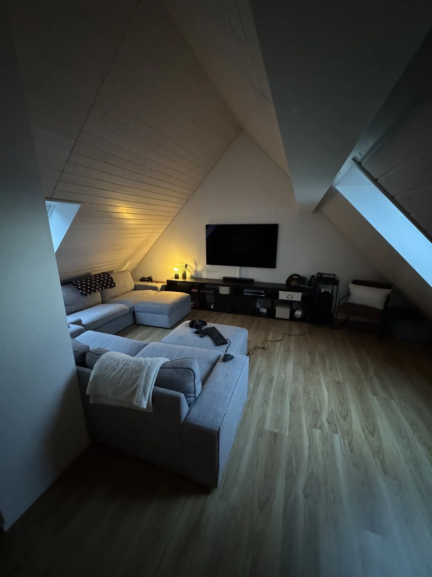 4½ ZIMMER-MAISONETTEWOHNUNG IN PFAFFHAUSEN (ZH), MÖBLIERT, TEMPORÄR - Foto 1 von 10