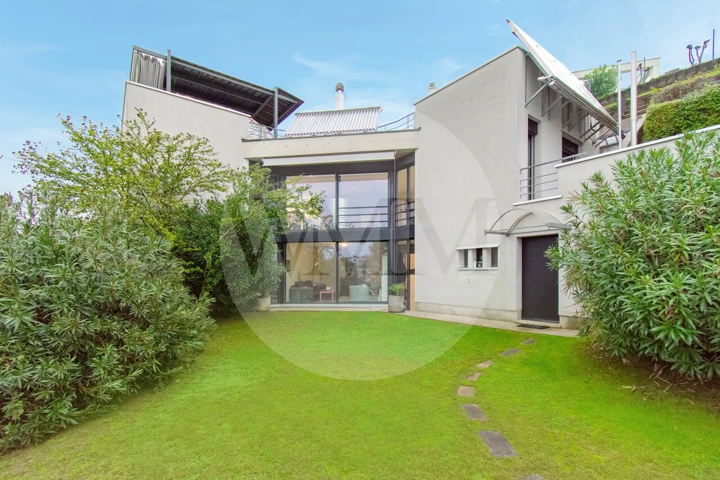 Moderne Villa mit Garten und Terrasse - Foto 1 von 15