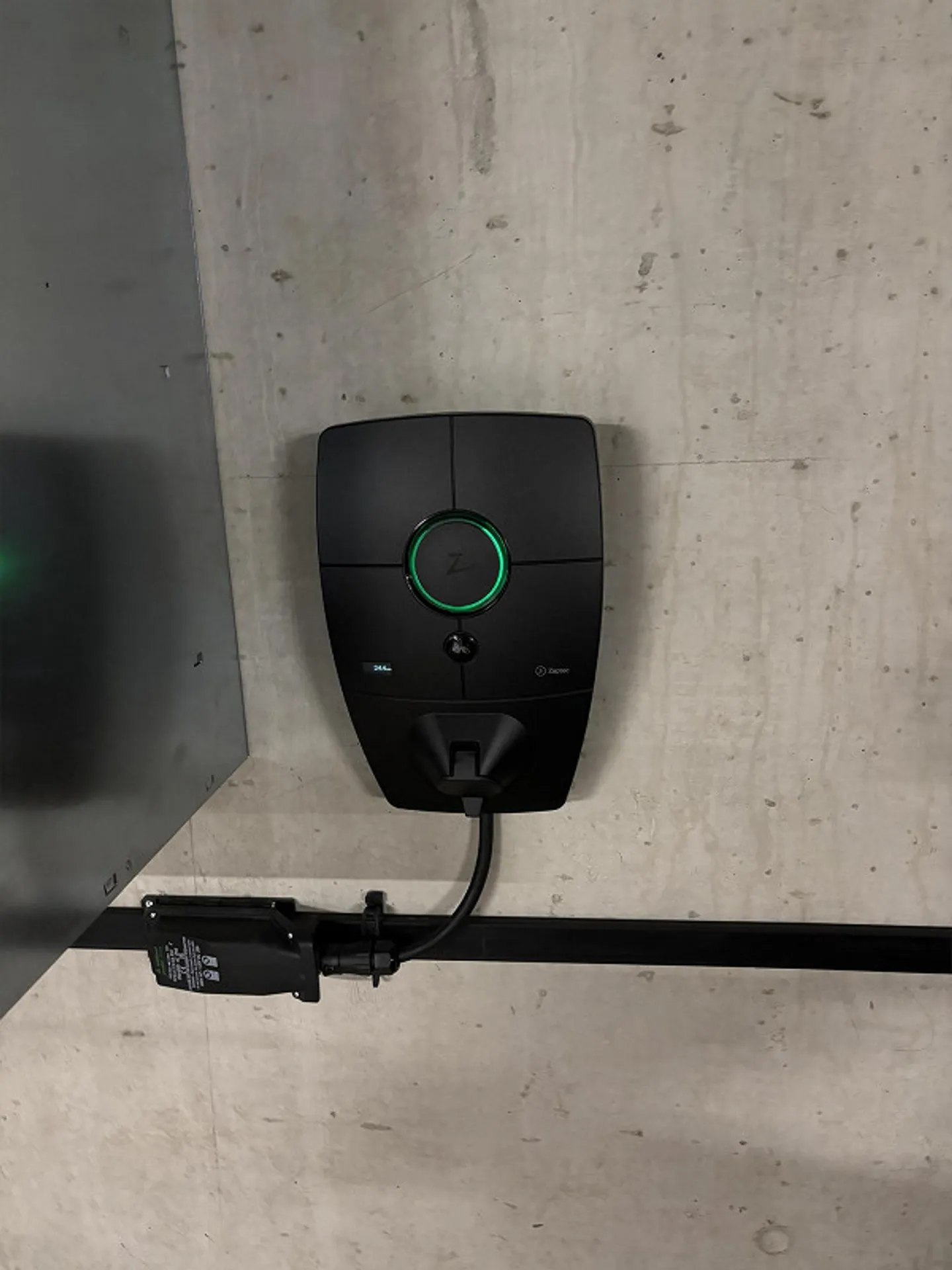 Garage with private charging station - Photo 4 of 5