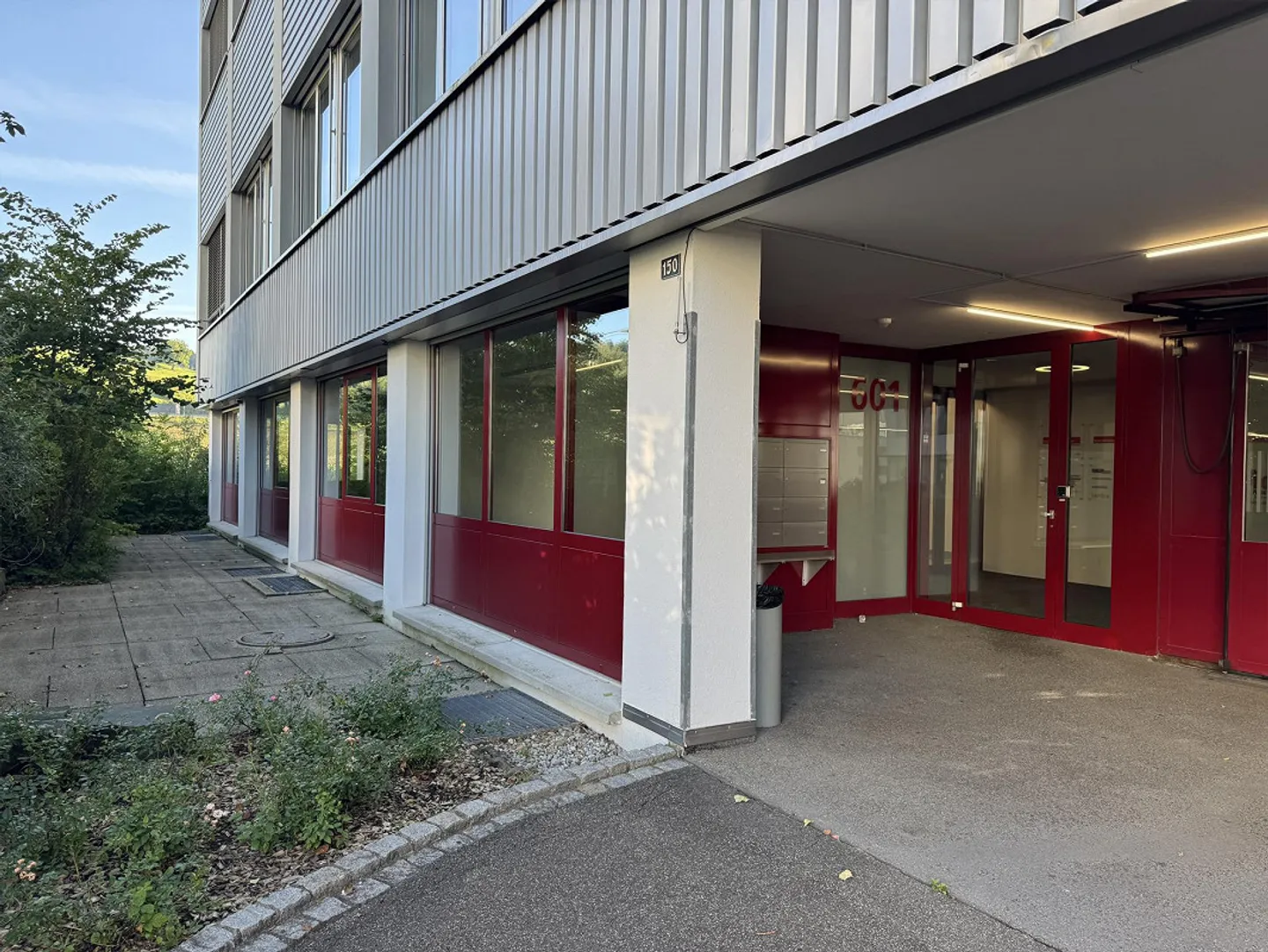 Bureau lumineux au rez-de-chaussée avec accès à la livraison - Photo 2 sur 16