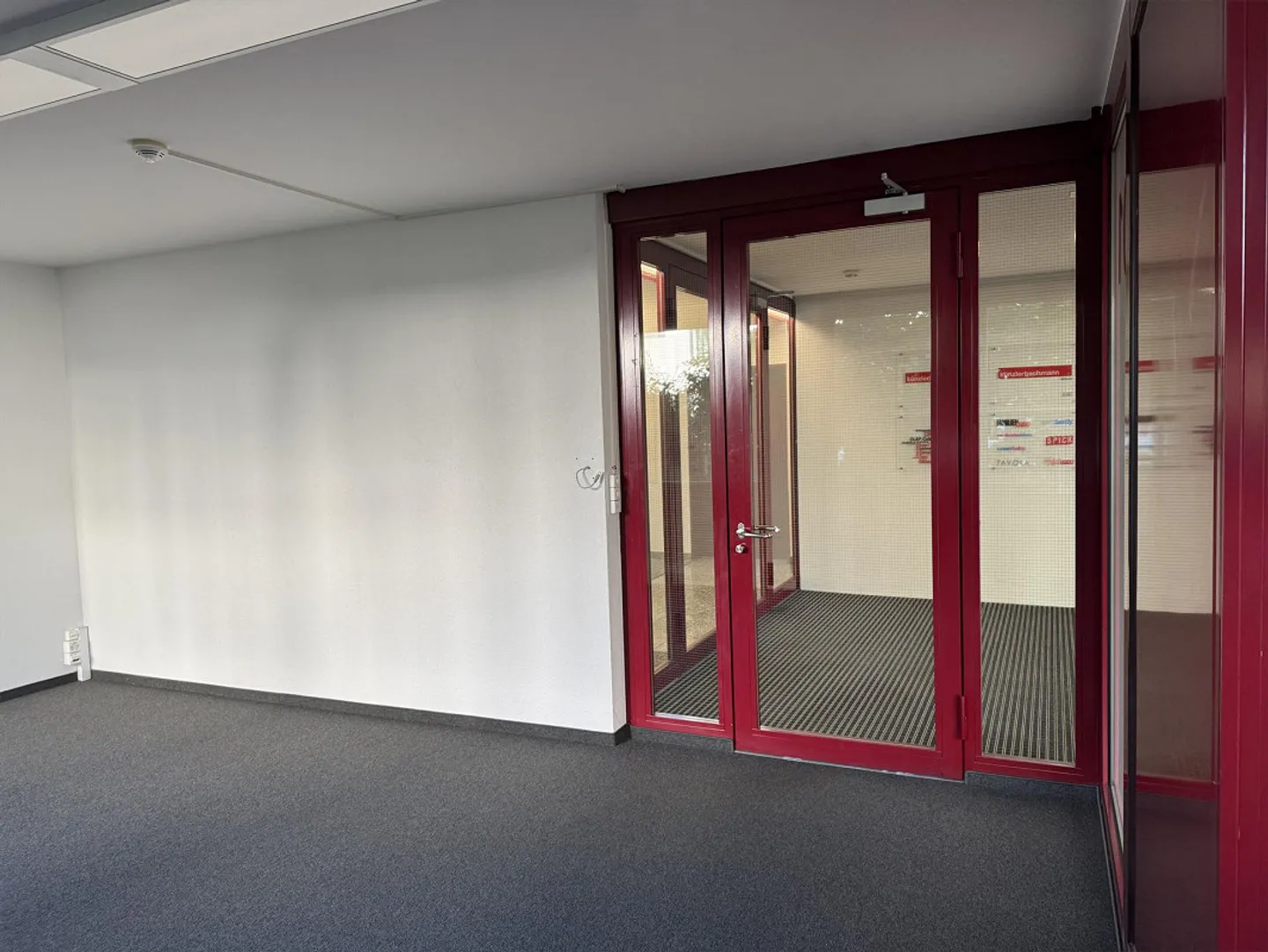 Bureau lumineux au rez-de-chaussée avec accès à la livraison - Photo 4 sur 16