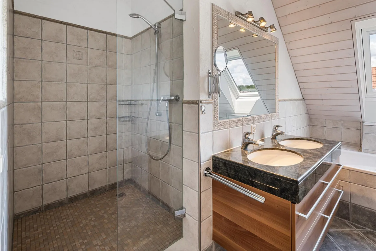 Living like in a single-family home: with roof terrace and plenty of privacy - Photo 11 of 13