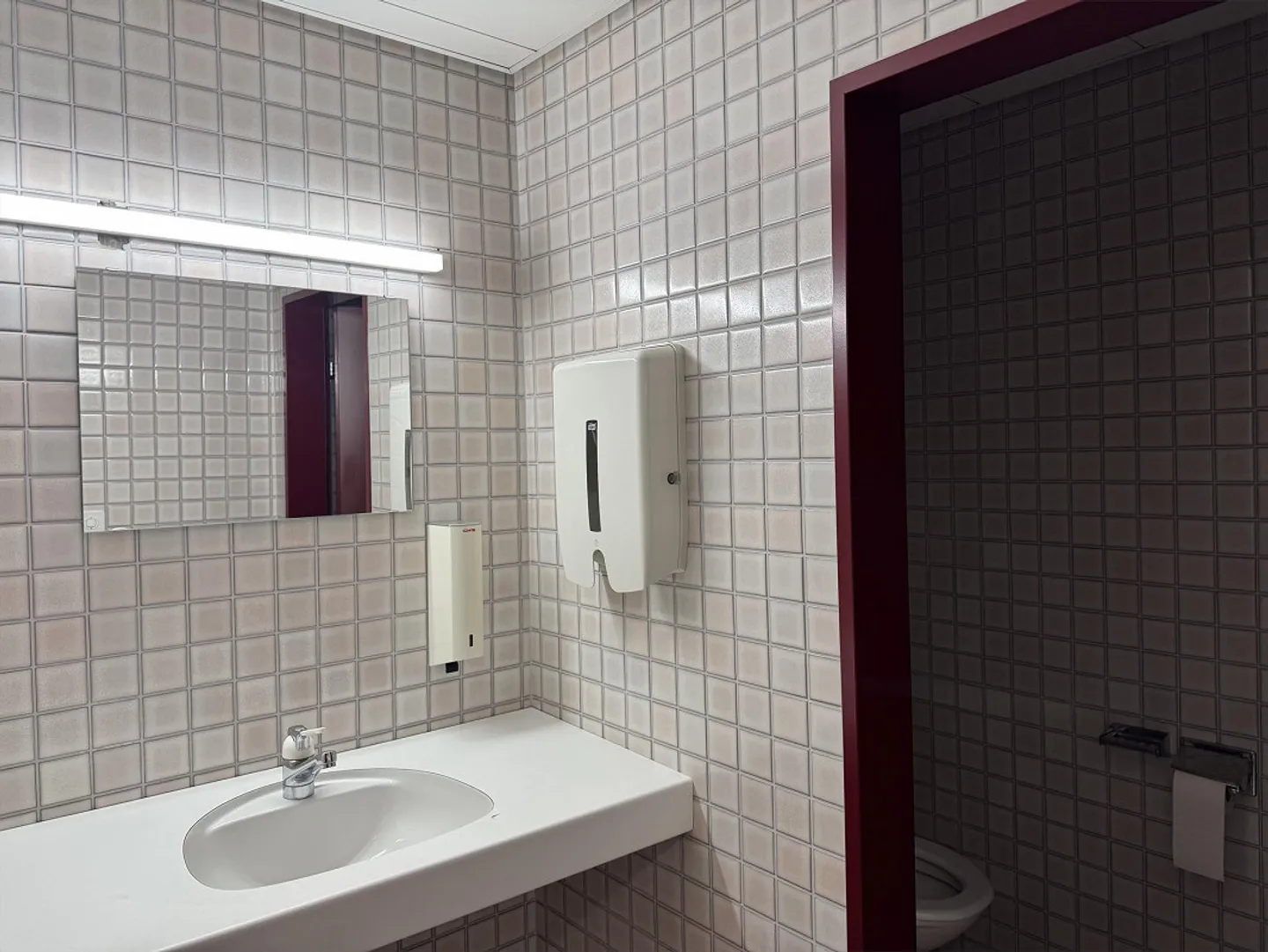 Bureau lumineux au rez-de-chaussée avec accès à la livraison - Photo 13 sur 16