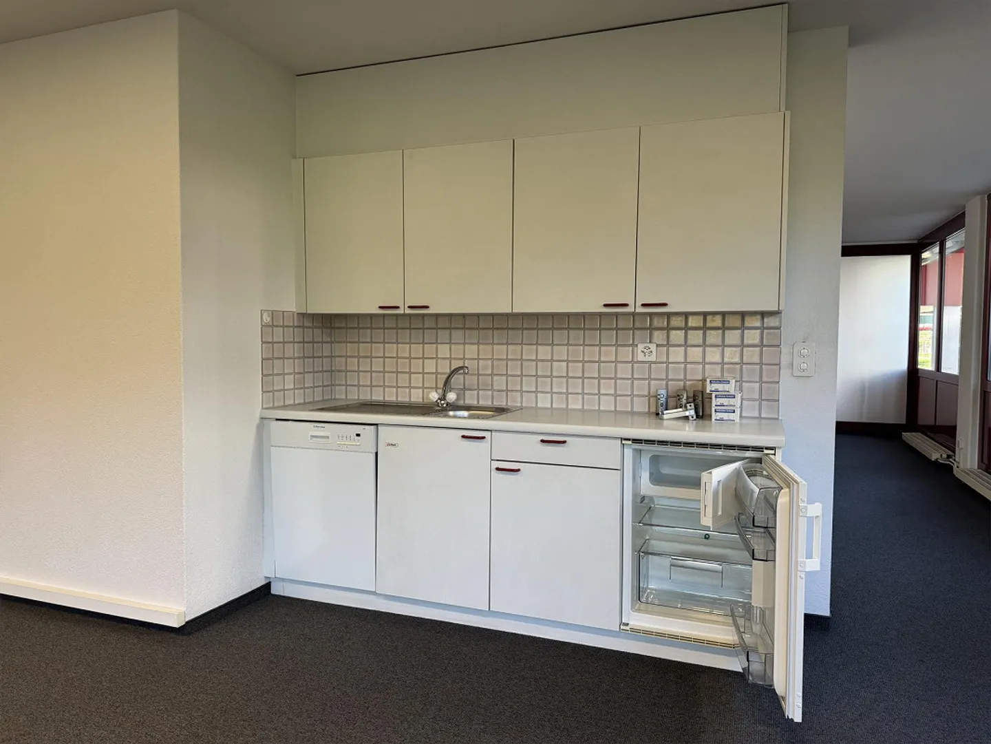 Bureau lumineux au rez-de-chaussée avec accès à la livraison - Photo 15 sur 16