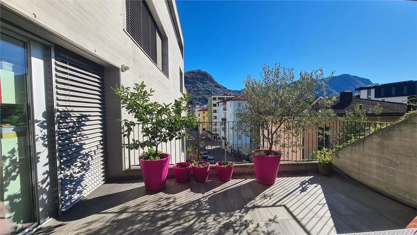 LUGANO: MODERN 4.5 ROOM APARTMENT WITH LARGE TERRACE - Photo 2 of 13
